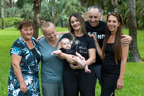 ©2023HeatherDonlan_4653_Topan, Adrien + Family (08.25.26)